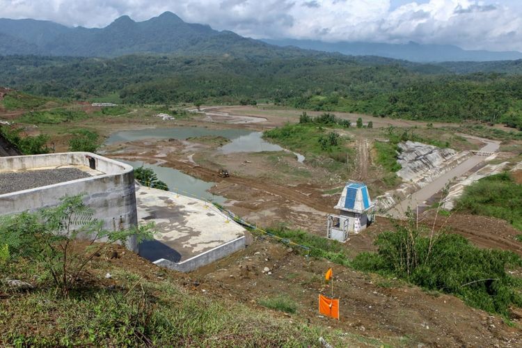 Pembangunan Bendungan Kuningan di Desa Randusari, Kecamatan Cibeureum, Kabupaten Kuningan, Provinsi Jawa Barat. 