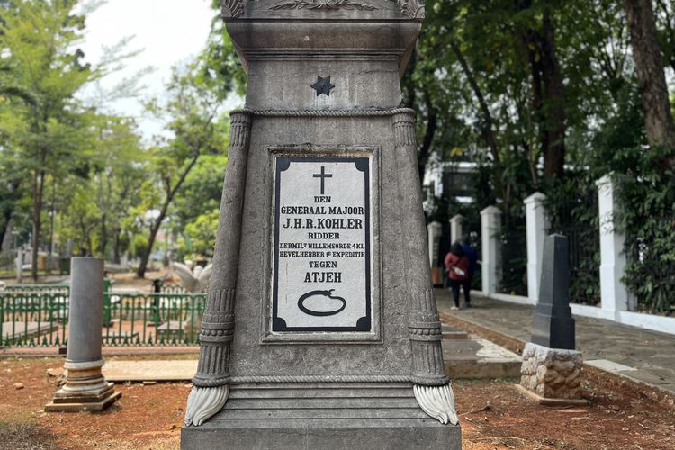 Makam anggota Tarekat Mason Bebas di Museum Taman Prasasti, Jakarta Pusat, Rabu(1/11/2023).