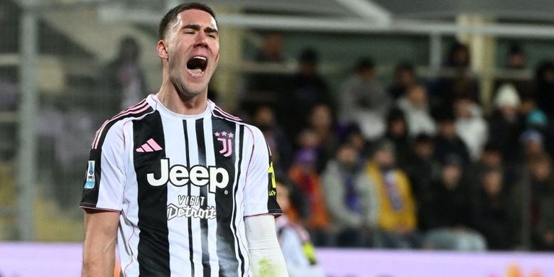 Reaksi penyerang Juventus, Dusan Vlahovic, pada laga Liga Italia kontra Fiorentina di Stadion Artemio Franchi, Florence, pada Sabtu (22/11/2025).