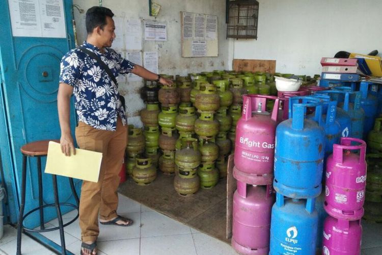 Polisi memeriksa tabung gas di Desa Meunasah Mee, Kecamatan Muara Dua, Kota Lhokseumawe, Sabtu (16/12/2017)