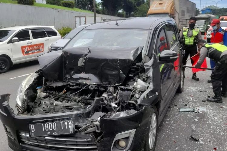 Mobil Suzuki Ertiga rusak berat usai terlibat kecelakaan dengan truk di ruas Jalan Tol JORR kawasan Lenteng Agung, Kamis (24/2/2022).