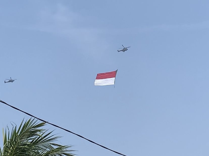 Sedang Lomba, Warga Cipinang Melayu Gagal Fokus Lihat Helikopter Bawa Bendera Merah Putih