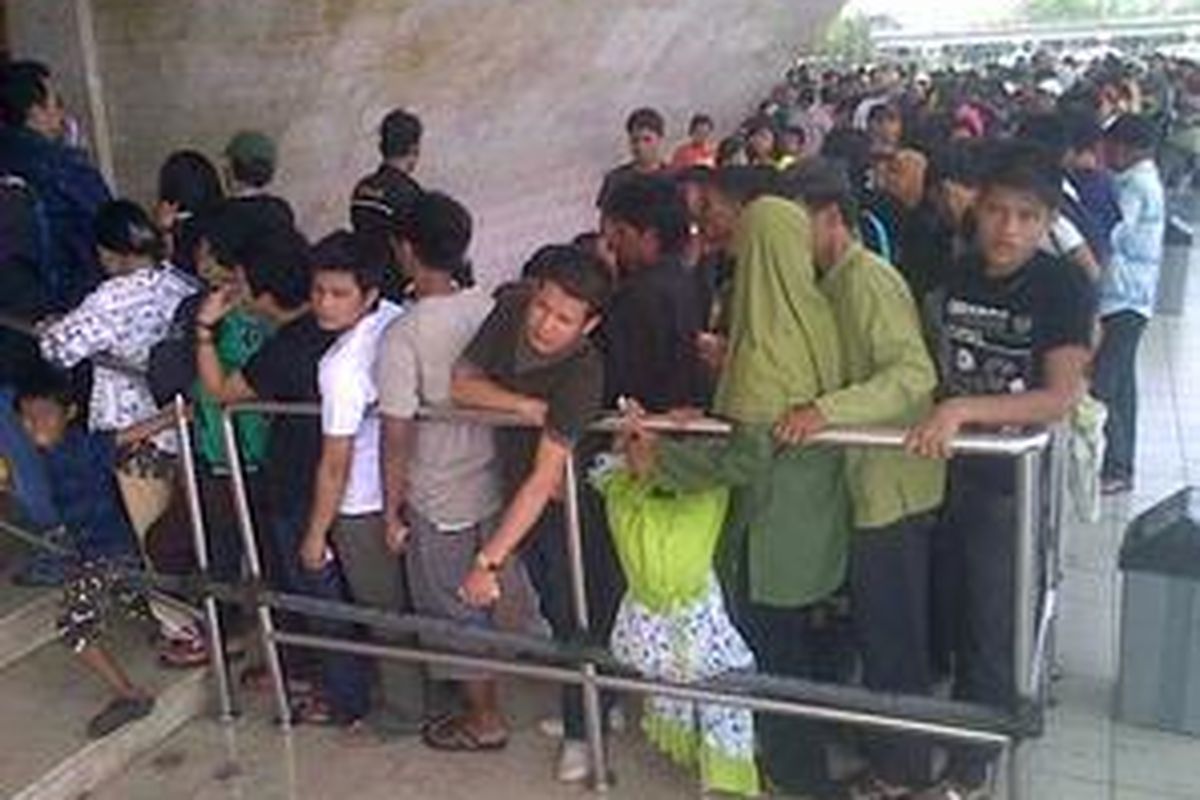 Ribuan orang mengantri di Monumen Nasional (Monas), Selasa (22/9).