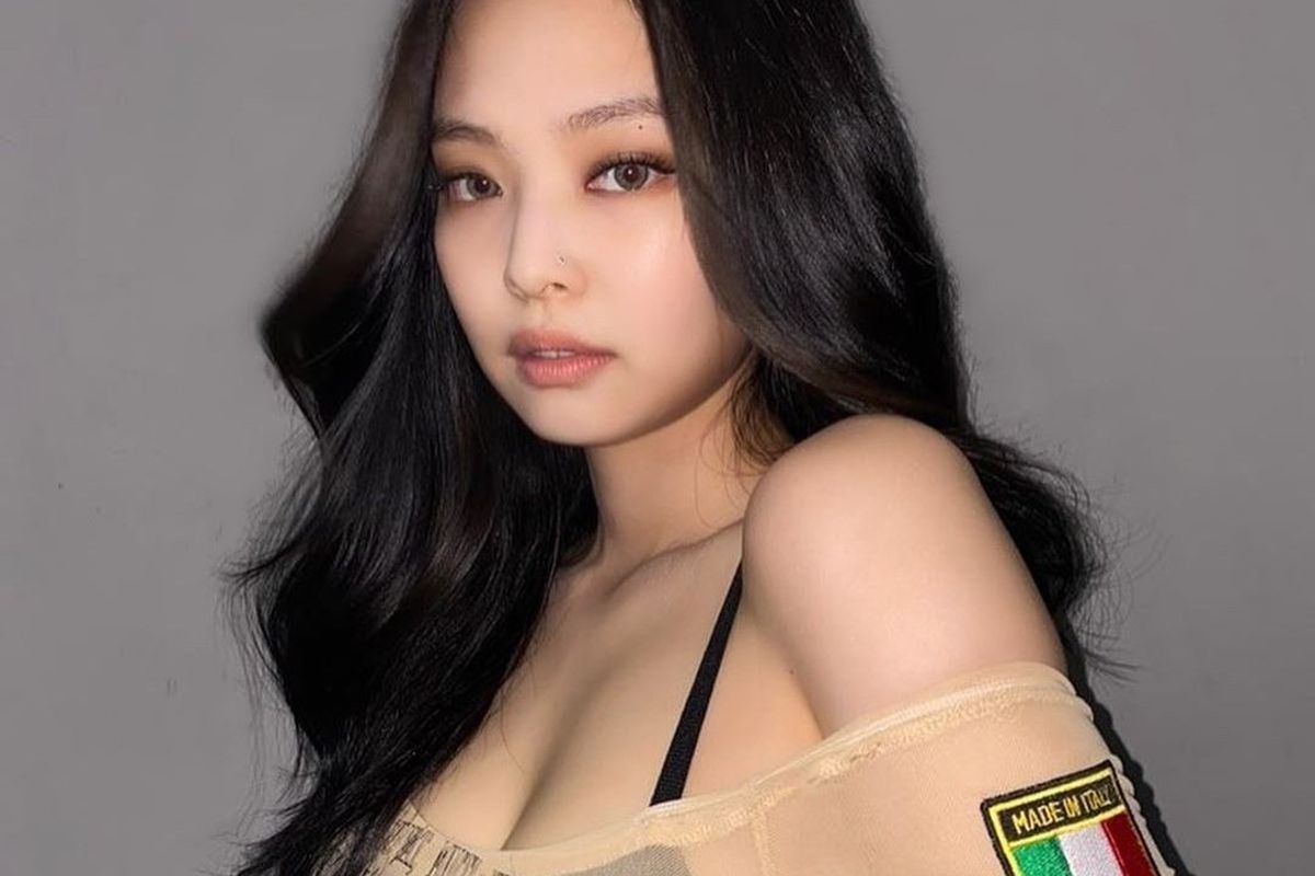 Logo Napoli tersemat pada lengan kiri baju Jennie Blackpink.