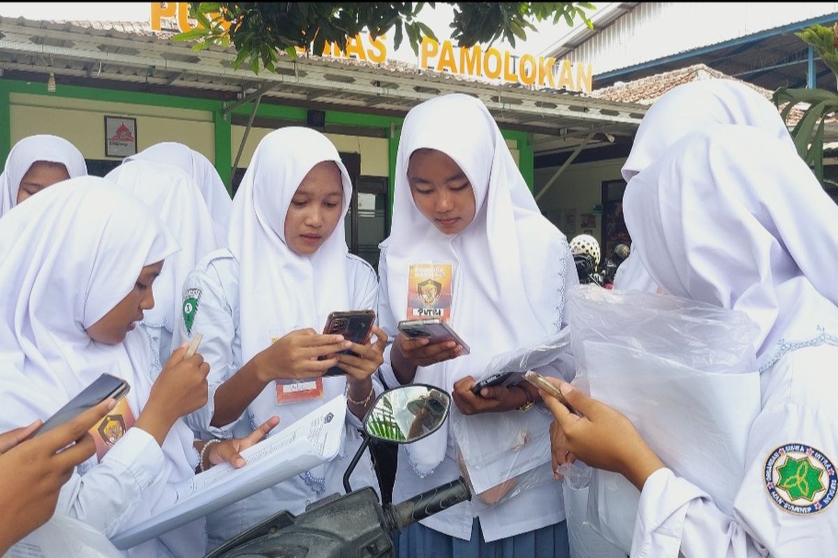 Siswa saat berada di halaman Puskesmas Pamolokan, Senin (10/2/2025).