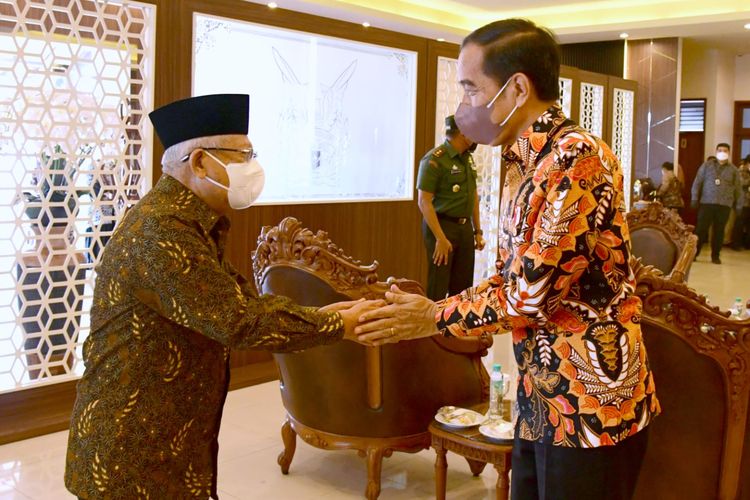 Presiden Joko Widodo dan Wakil Presiden Ma'ruf bertemu di Pangkalan TNI AU Adi Sumarmo, Boyolali, Senin (21/11/2022) siang setelah keduanya melaksanakan kunjungan kerja di Solo.
