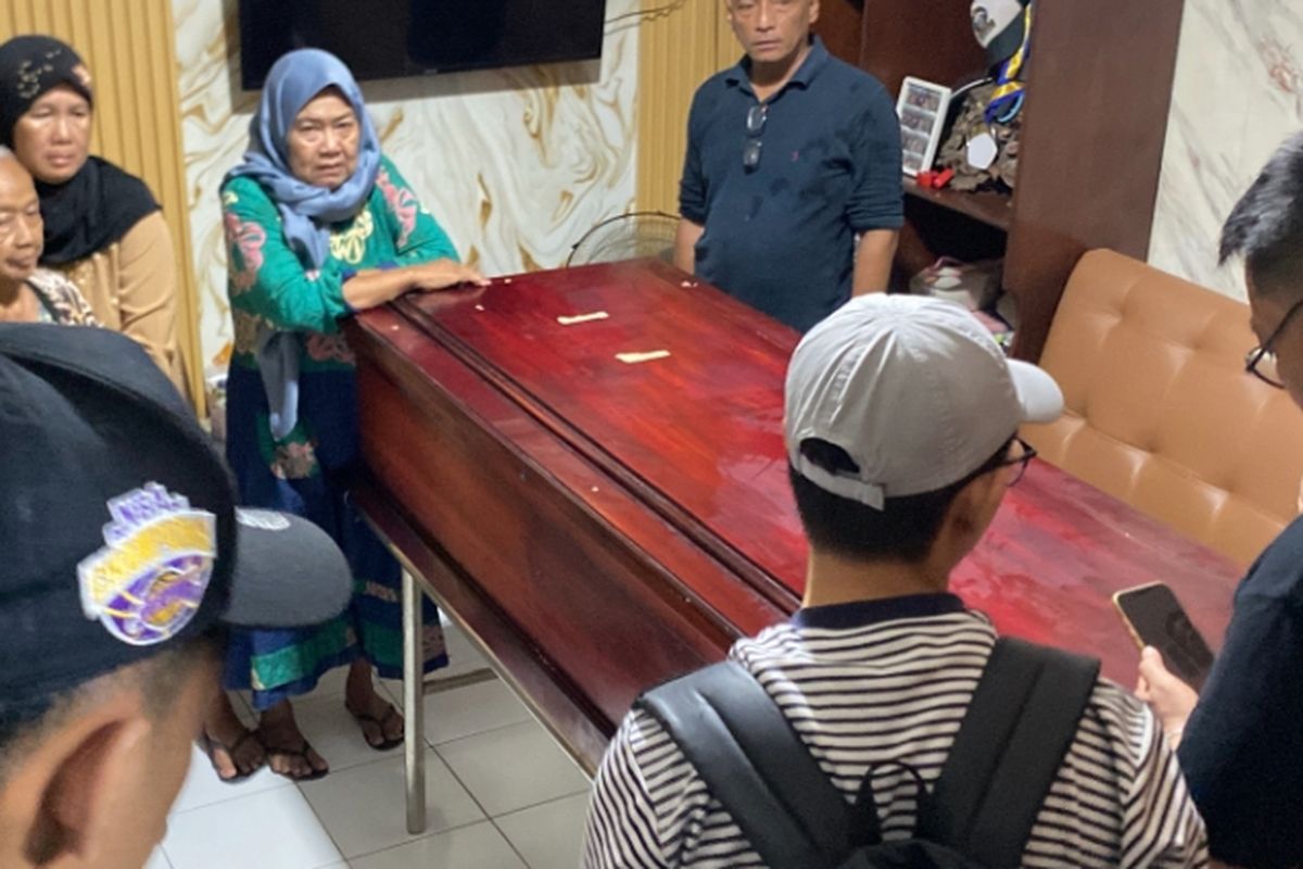 Peti jenazah Reno Syahputra Dewo tiba di rumah duka, Sabtu (8/11/2025).(KOMPAS.com/ANDHI DWI)