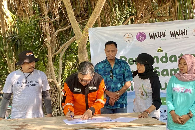 Wahana Lingkungan Hidup Indonesia (WALHI) Nasional bekerja sama dengan Disaster Management Center (DMC) Dompet Dhuafa, melakukan penandatanganan perjanjian kerja sama (Memorandum of understanding/MoU) advokasi lingkungan hidup di Pantai Rengge, Pulau Pari, Kabupaten Kepulauan Seribu, Senin (8/7/2024).