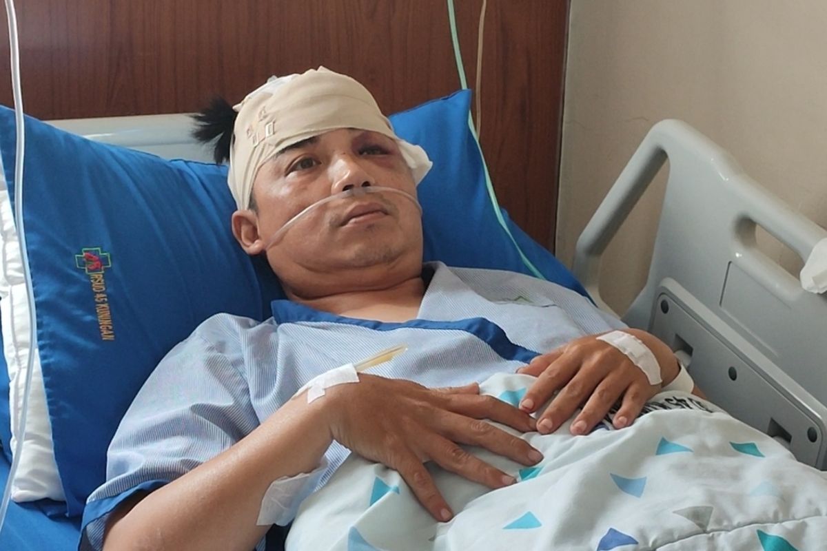 Endra Wijaya (43) satu satunya korban selamat kecelakaan maut Mobil Dinas Bupati masih menjalani perawatan intensif di RSUD 45 Kuningan, pada Rabu (5/4/2023)