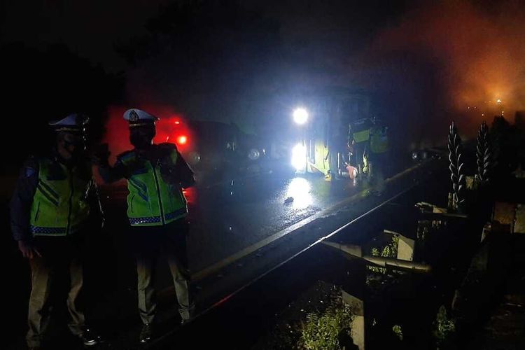Kecelakaan antara bus dan truk kimia terjadi di KM 74 Tol Tangerang Merak menyebabkan satu tewas dan 28 orang luka-luka.