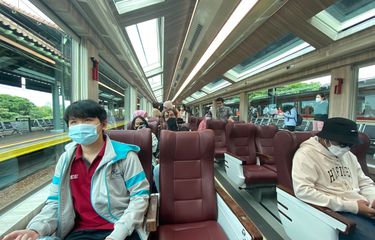 Suasana penumpang kereta Panoramic pada Selasa (27/12/2022).