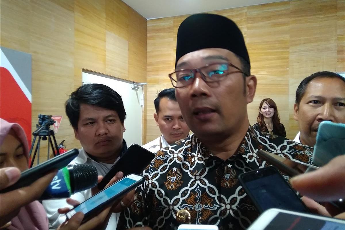 Gubernur Jawa Barat Ridwan Kamil menyatakan siap menerbitkan obligasi daerah dan tengah dalam diskusi dengan OJK serta Gubernur Jawa Tengah dalam acara sosialisasi Rindekraf di Jakarta, Senin (15/7/2019).