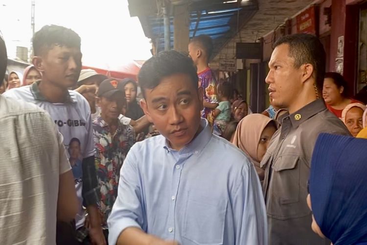 Bacawapres Gibran Rakabuming Raka saat berkunjung ke Pasar Natar, Lampung Selatan, Sabtu (11/11/2023).