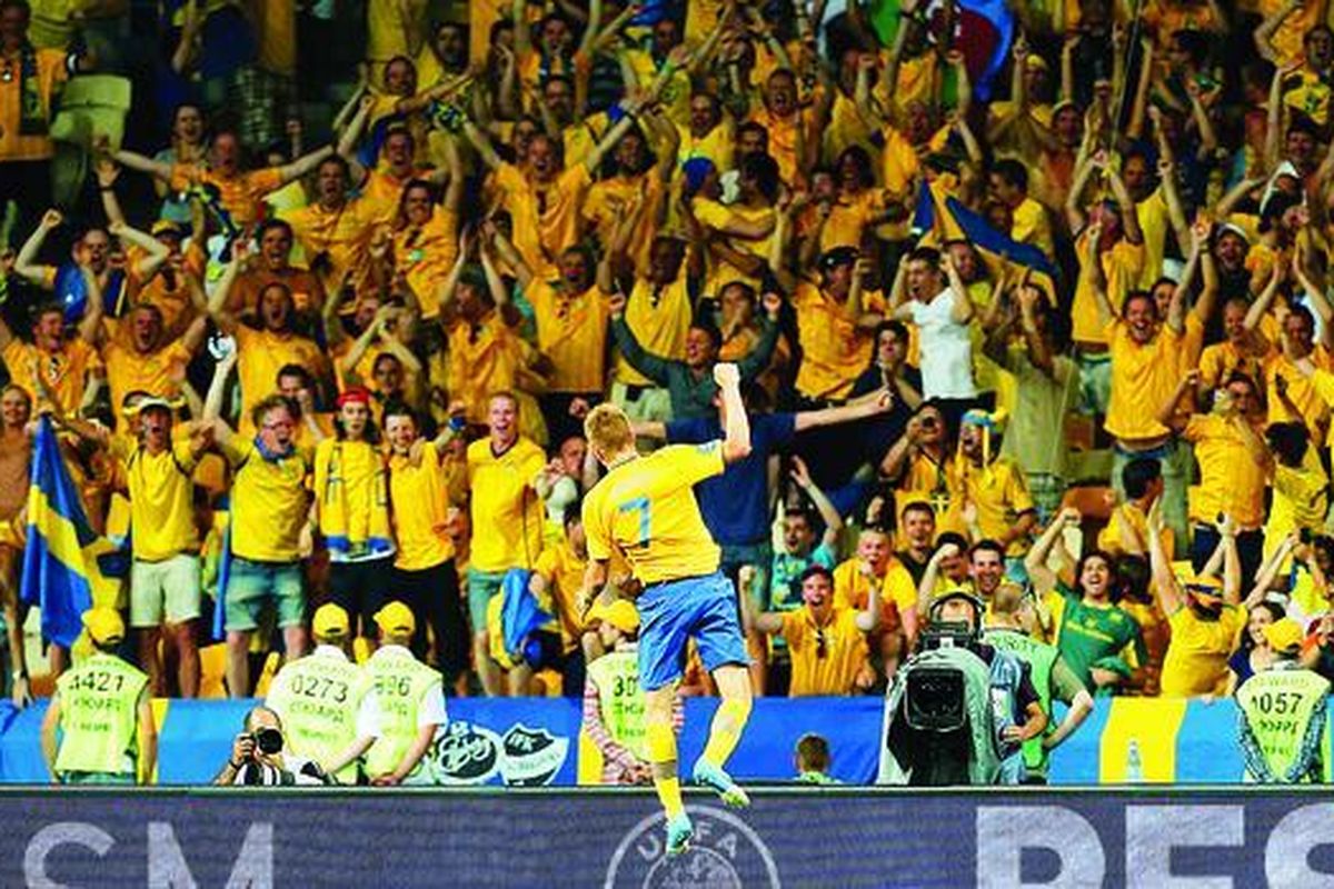 Gelandang  Swedia,  Sebastian Larsson, meloncat merayakan keberhasilannya mencetak gol kedua Swedia ke gawang Perancis dalam laga pamungkas Grup D di Kiev, Ukraina, Meski menang di pertandingan penutup grup tersebut, Swedia tetap tersisih dari persaingan Piala Eropa 2012.