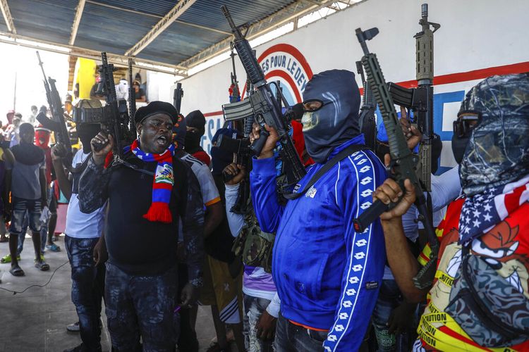 Barbekyu, pemimpin geng G9 dan Keluarga, kiri depan, meneriakkan slogan-slogan dengan anggota gengnya setelah memberikan pidato, saat ia memimpin pawai menentang penculikan melalui lingkungan La Saline di Port-au-Prince, Haiti, Jumat, Okt . 22 Oktober 2021. 