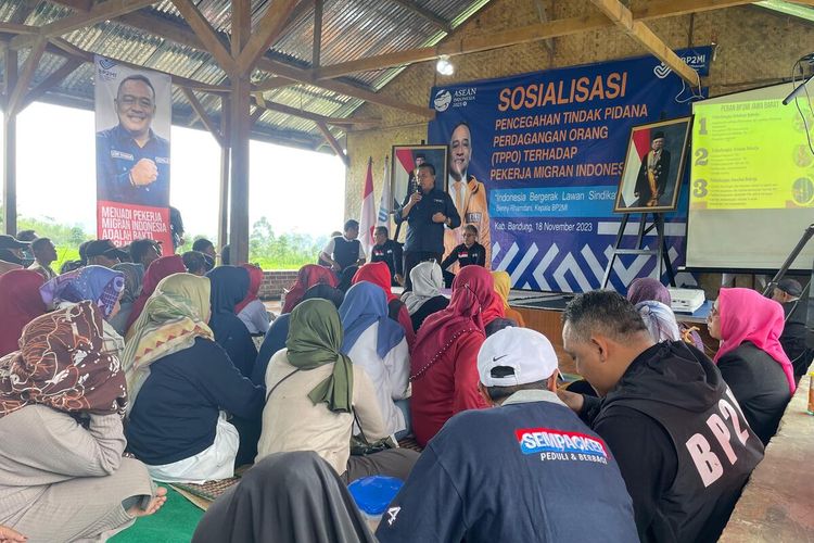 Ketua BP2MI Benny Rhamdani usai melaksanakan sosialisasi soal Tindak Pidana Perdagangan Orang (TPPO) di Pangalengan, Kabupaten Bandung, Jawa Barat pada Senin (20/11/2023)