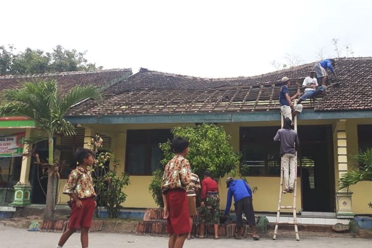 Khawatir Jatuh Korban, Warag Di Ngawi Bongkar Bangunan Sekolah Yang  Nyaris Ambruk.