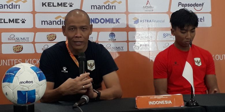 Pelatih tim nasional U19 Indonesia, Nova Arianto bersama kapten, I Putu Panji, saat memberikan keterangan pers usai pertandingan melawan Vietnam di Stadion Utama Sumatera Utara, Deli Serdang, Minggu (7/6/2026).