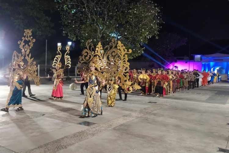 Salah satu peserta Karnaval Merdeka Belajar saat keluar dari Benteng Vredeburg menuju Titik Nol Km Jogja, Minggu (28/5/2023) malam.