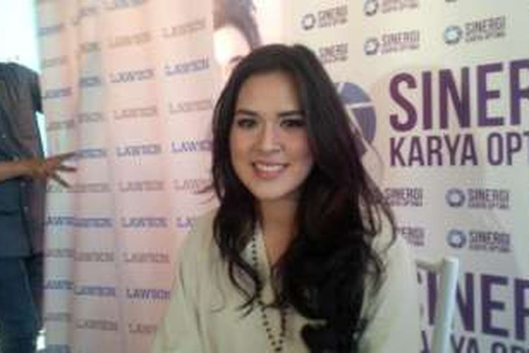 Vokalis Raisa Andriana menghadiri perilisan album miliknya yang bertajuk 