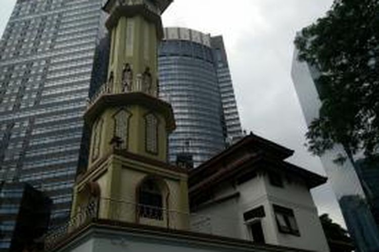 Menara Masjid Hidayatullah yang arsitekturnya mengikuti dua menara sebelumnya. Dua menara ini telah ada sejak 1747. Masjid Hidayatullah adalah salah satu cagar budaya yang letaknya diapit gedung-gedung perkantoran di Jalan Karet Depan, Jakarta Selatan.