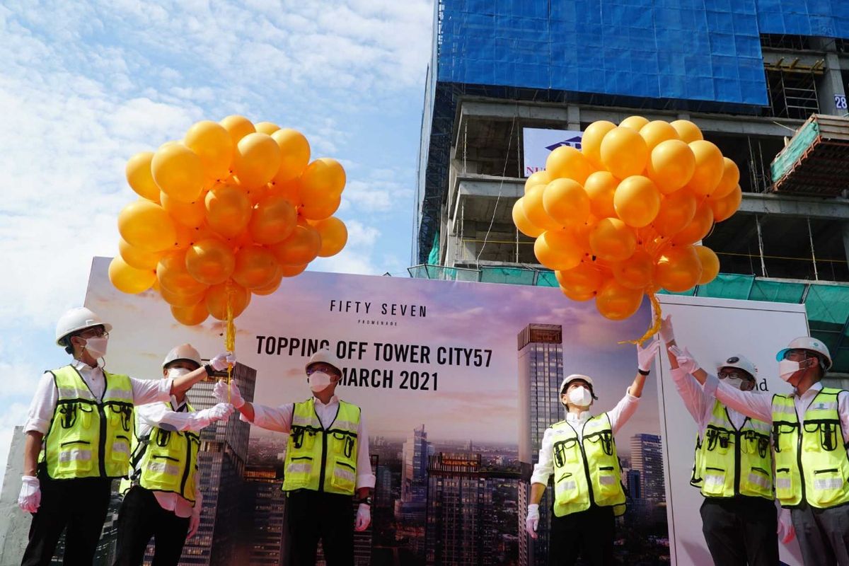 Prosesi topping off (penutupan atap) Tower City57 di proyek apartemen Fifty Seven Promenade, MH Thamrin, Jakarta Pusat.