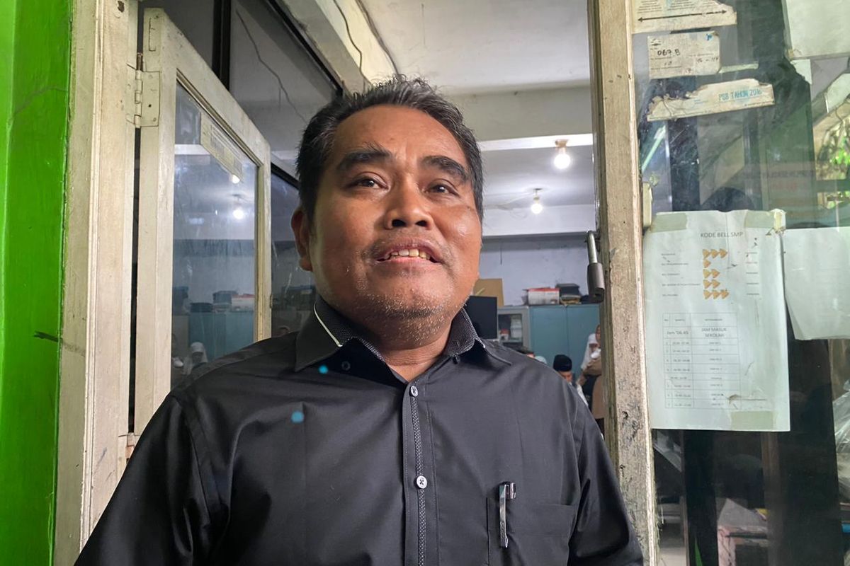 Kepala SMK Lingga Kencana Sarojhi di Gedung SMP YKS Islam, Jalan Raya Sawangan, Senin (13/5/2024).