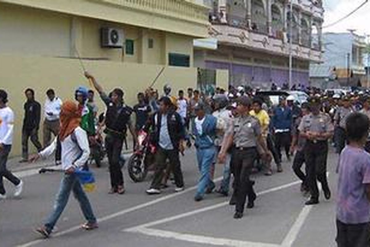 Sekitar seribu orang berkumpul di depan kantor Persatuan Suku Asli Kalimantan (Pusaka) di Kota Tarakan, Kalimantan Timur. Banyak yang membawa senjata tajam berupa samurai, tombak, dan parang. Ketegangan ini dilatari persoalan antarindividu tapi kemudian dikompori jadi antaretnis.