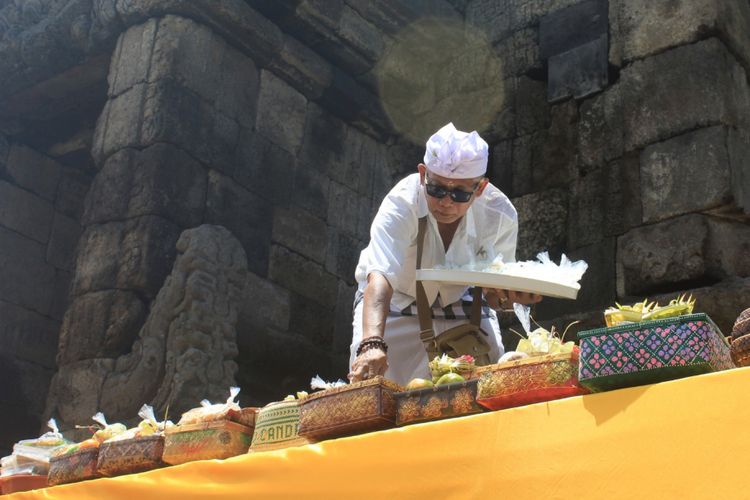 Seorang umat Hindu Malang saat melaksanakan Upacara Ngembak Geni di Candi Badut, Kabupaten Malang usai Perayaan Hari Raya Nyepi tahun baru Saka 1939, Rabu (29/3/2017)