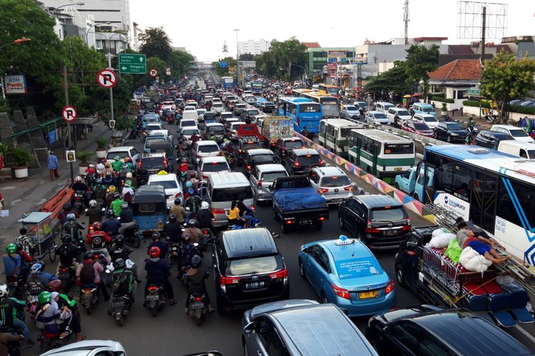 Kemacetan panjang hingga 3 km akibat lamanya lampu merah di Jalan Matraman Raya, Jatinegara, Jakarta Timur, Senin (11/3/2019)