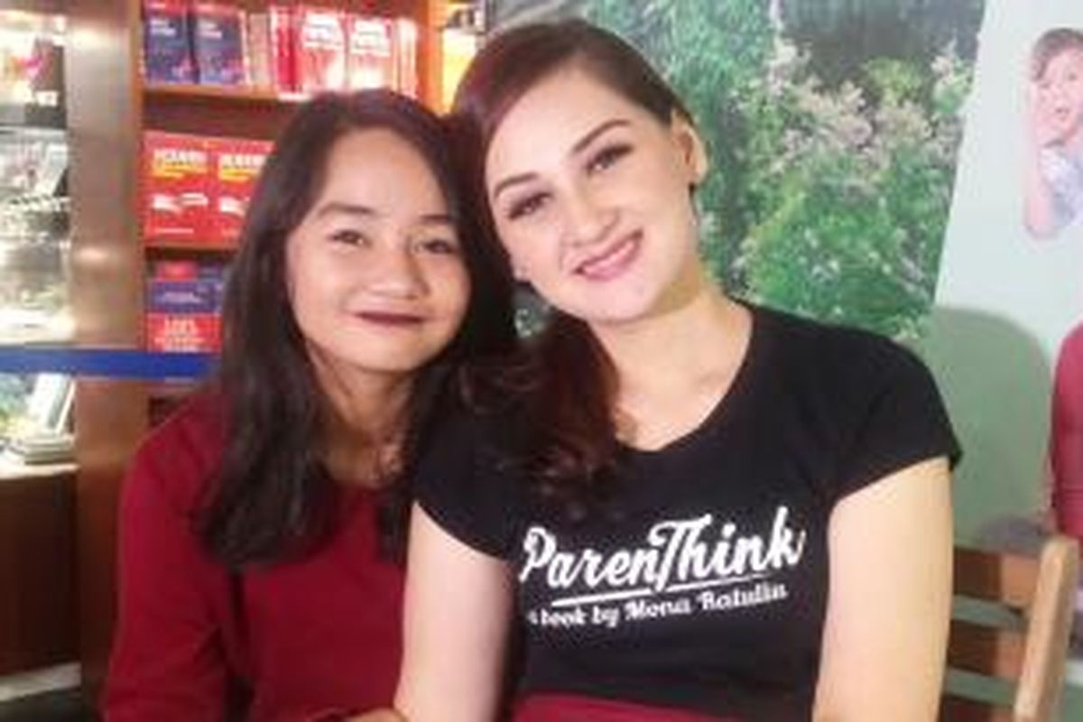 Mona Ratuliu dan putrinya Mima usai peluncuran buku Parenthink di Kinokuniya, Plaza Senayan, Jakarta Selatan, Senin (21/12/2015).