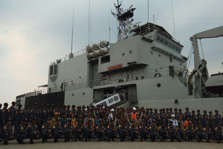 KRI Teluk Ende 517 sesaat setelah tiba di Pelabuhan Trisakti Banjarmasin, Selasa (15/10/2019). Kapal ini mengangkut 88 Taruna dan Taruni AAL tingkat II angkatan 67 dalam rangka pelayaran Jalasesya selama 12 hari.