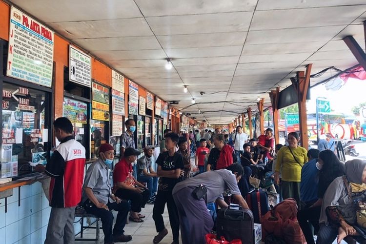 Masih banyak masyarakat yang melakukan perjalanan mudik dari Terminal Kalideres, Jakarta Barat, Jumat (6/5/2022). Mayoritas pemudik hendak pulang kampung ke wilayah Sumatera. 