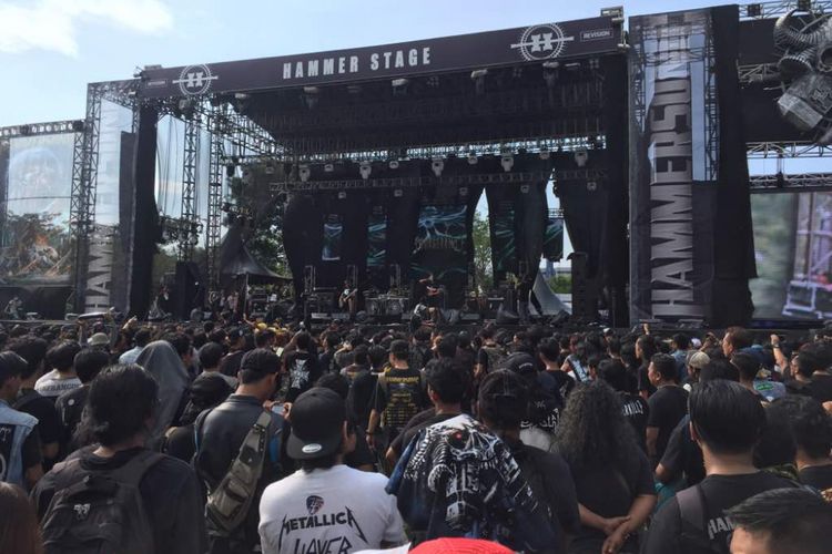 Para metalhead mulai memadati arena festival musik metal Hammersonic 2017 yang digelar di Ecopark, Ancol, Jakarta Utara, Minggu (7/5/2017) hingga pukul 15.30 WIB.