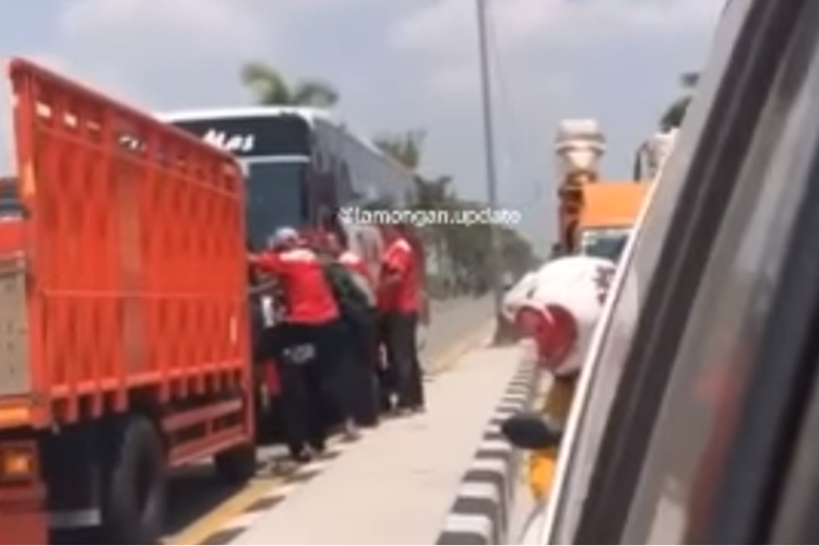 Tangkapan layar video yang menampilkan situasi percekcokan antara sopir bus dan sopir truk beredar di media sosial.