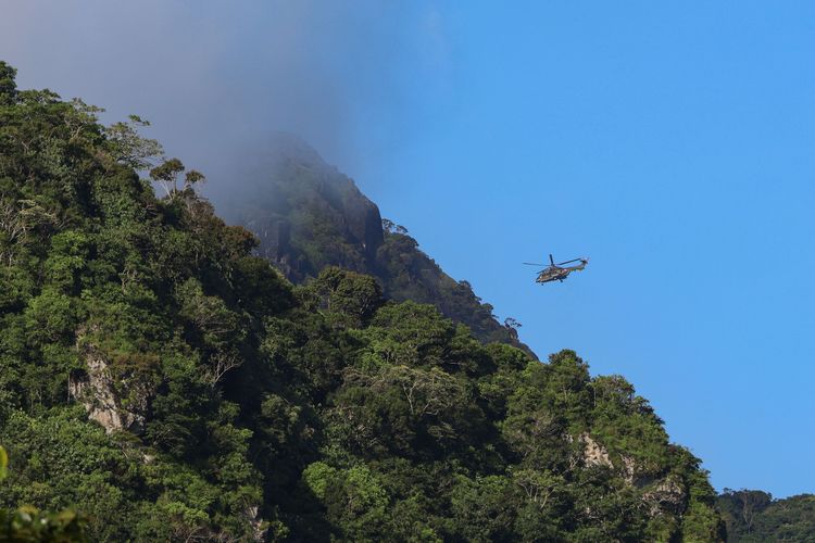 Helikopter jenis Caracal milik TNI AU melakukan pencarian pesawat ATR 42-500 pada hari kedua di Desa Tompo Bulu, Kecamatan Balocci, Kabupaten Pangkajene dan Kepulauan, Minggu (18/1/2026). Tim SAR gabungan dengan dibantu helikopter TNI AU berhasil menemukan serpihan pesawat berupa bagian kecil jendela, ekor pesawat serta satu serpihan besar yang diduga bagian dari pesawat ATR 42-500 yang hilang kontak pada Sabtu (17/1). ANTARA FOTO/Arnas Padda/nym.