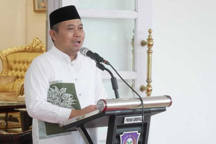 Penjagub Gorontalo Ismail Pakaya saat memberikan sambutan pada buka puasa bersama dengan para pejabat dan pegawai Pemprov Gubernur. Ia meminta tunjangan hari raya (THR) aparatur sipil negara Pemprov Gorontalo dibayarkan per 1 April 2024.