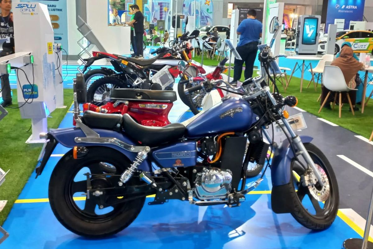 Deretan motor konversi yang dipajang di booth PLN pada Periklindo Electric Vehicle Show (PEVS) 2023