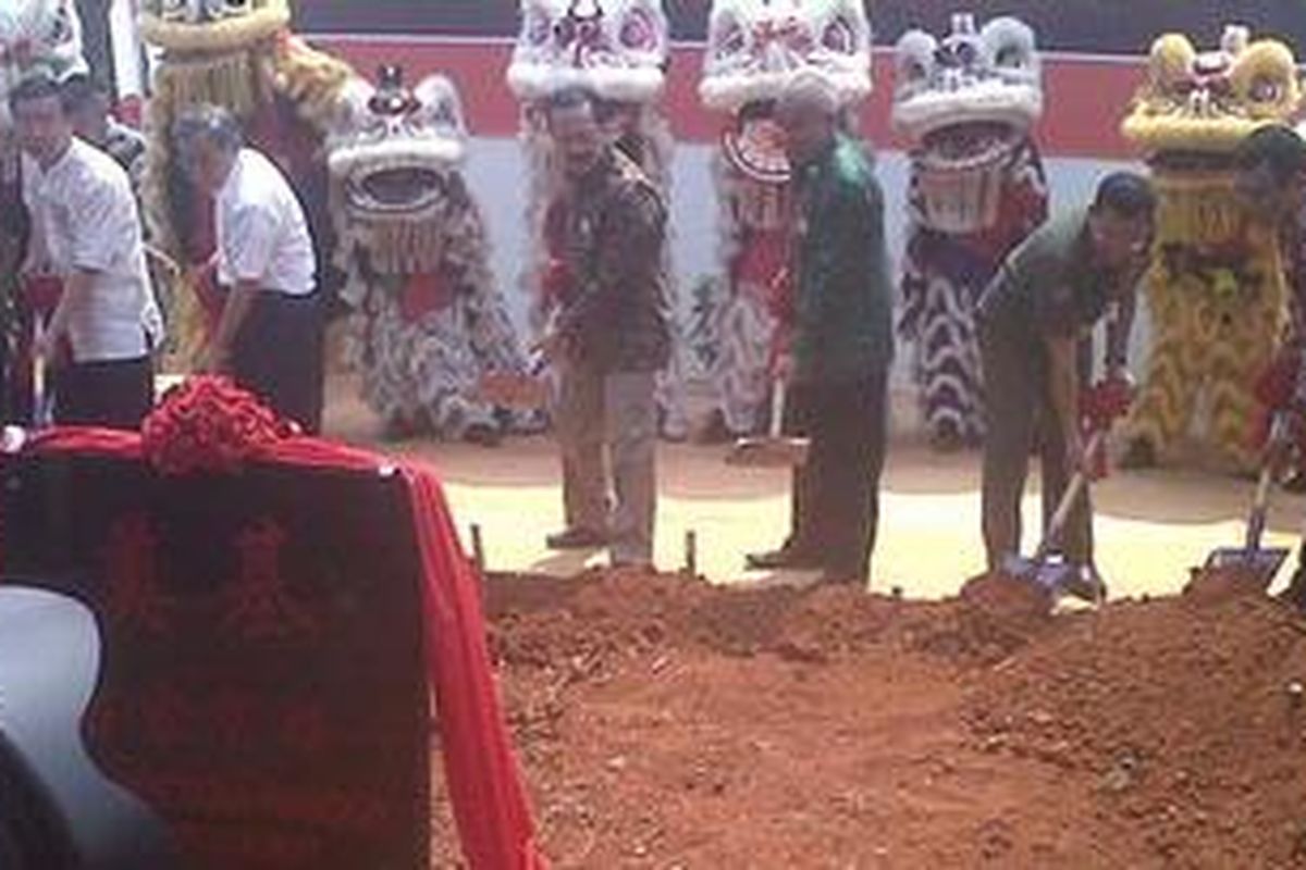 Gubernur DKI Fauzi Bowo mengangkat tanah di dua tempat sebagai bentuk peresmian. Pertama di lokasi pembangunan Museum Hakka dan lokasi Pagoda Tujuh Tingkat, yang memiliki tempat berdekatan, di Taman Mini Indonesia Indah, Senin (6/8/2012) siang.