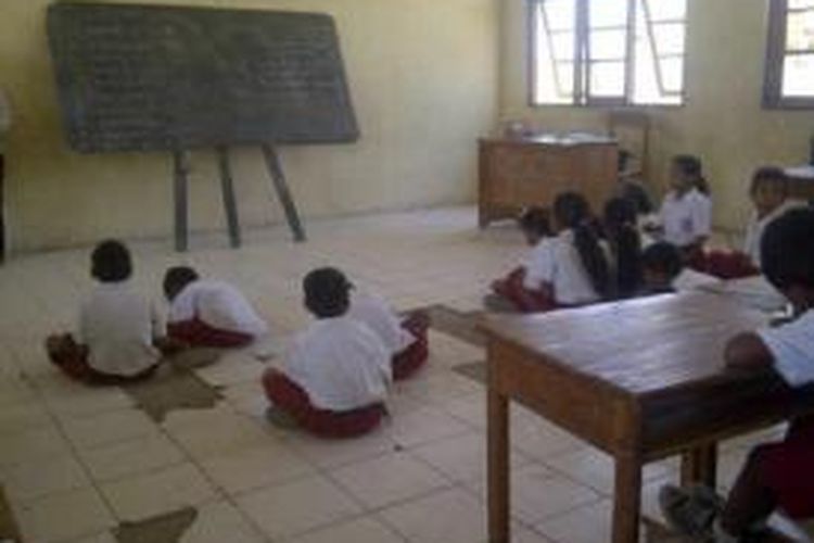 Para siswa SD Negeri Temkuna, Kabupaten Timor Tengah Utara (TTU), Nusa Tenggara Timur, duduk di lantai saat pelajaran berlangsung. Kursi dan meja sekolah itu banyak yang rusak.