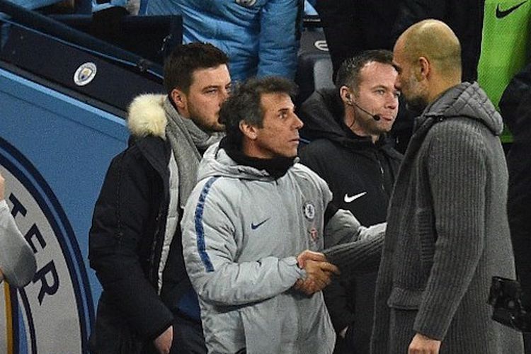 Gianfranco Zola salami Pep Guardiola karena Maurizio Sarri telah terlebih dahulu tinggalkan lapangan pertandingan seusai laga Manchester City vs Chelsea di Stadion Etihad, 10 Februari 2019. 