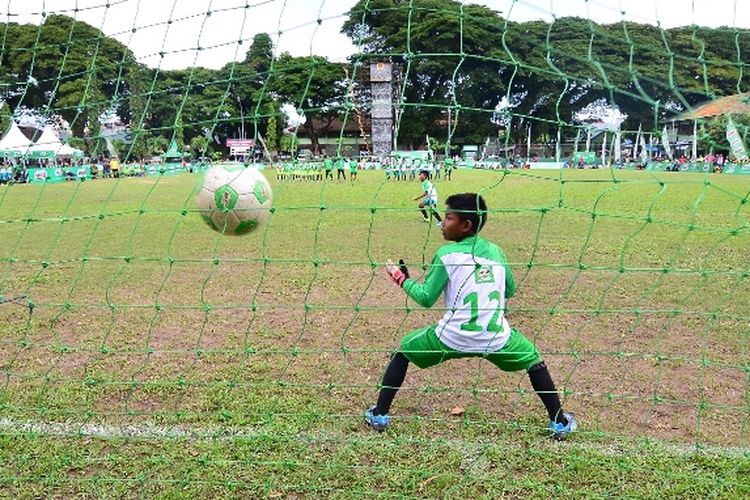 ada pertandingan final MILO Football Championship yang berlangsung di Lapangan Hasanuddin hari ini, SDN 112 Belajen Parepare berhasil ditahan imbang dengan skor 1-1 oleh SDN 133 Inpres Talawe Maros dan harus memasuki babak penalti sehingga skor menjadi 2-1.