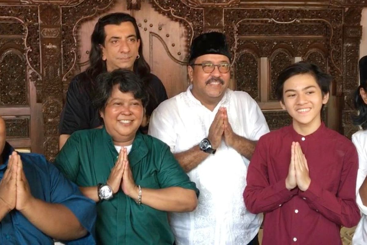 Sineas Rano Karno bersama para pemain Si Doel The Movie 2 di kediamannya di kawasan Lebak Bulus, Jakarta Selatan, Kamis (6/6/2019).