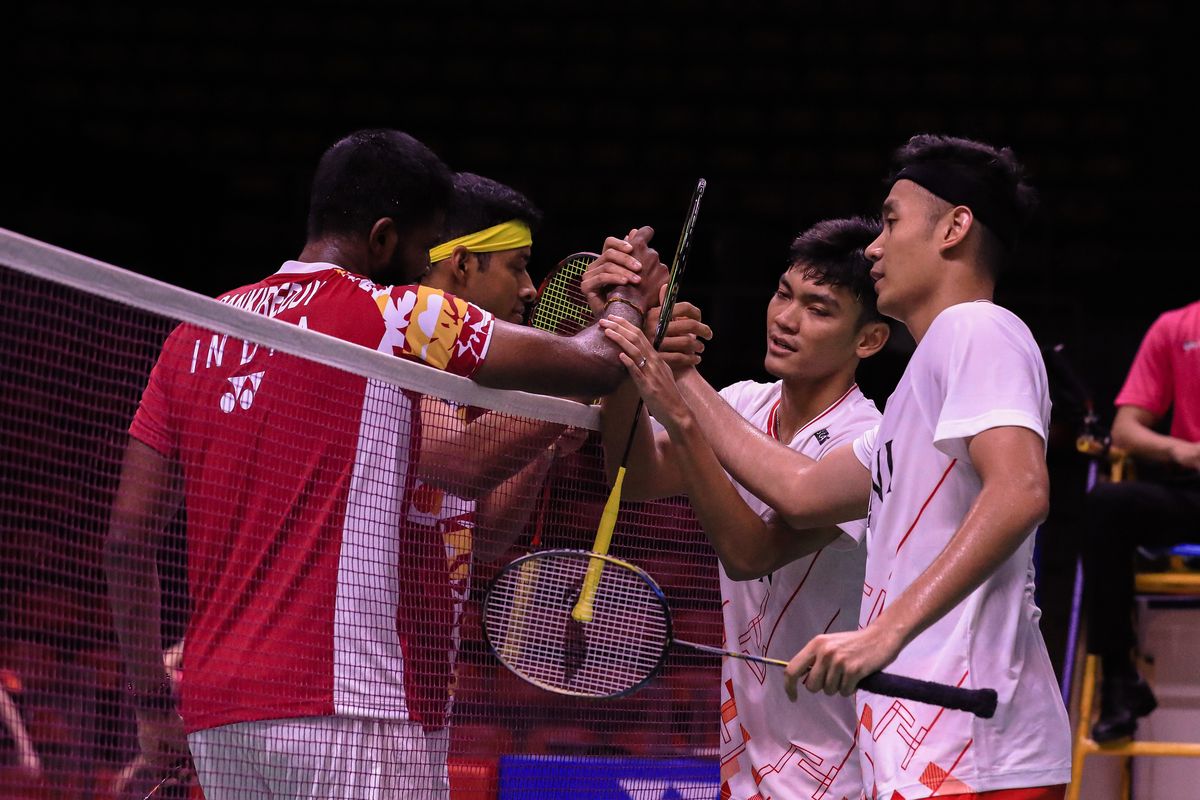Muhammad Shohibul Fikri/Bagas Maulana saat bersalaman dengan Satwiksairaj Rankireddy/Chirag Shetty (India) seusai laga babak 16 besar Thailand Open 2023 di Indoor Stadium Huamark, Kamis (1/6/2023). Fikri/Bagas menang 24-26, 21-11, 21-17 dan melaju ke perempat final. Artikel ini memuat hasil lengkap wakil Indonesia pada babak 16 besar Thailand Open 2023. 