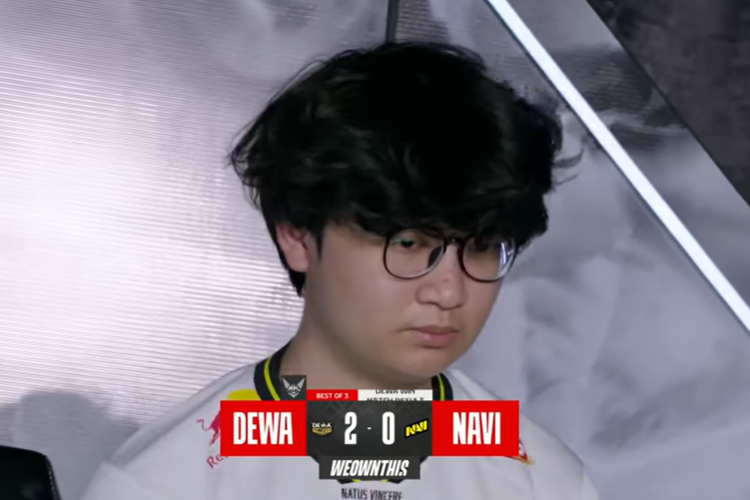 Ekspresi Xyve dari Navi setelah kalah dari Dewa United Esports dengan skor 2-0.