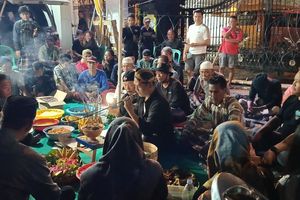 Pemakzulan Bupati Sudewo Ditentukan Hari Ini, Warga Pati Gelar Doa dan Siram Air Kembang