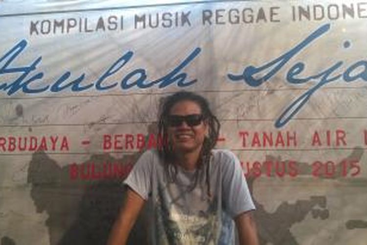 Tony Q Rastafara diabadikan usai jumpa pers peluncuran album Akulah Sejarah, di Join Coffee, Bulungan, Jakarta Selatan, Senin (24/8/2015).
