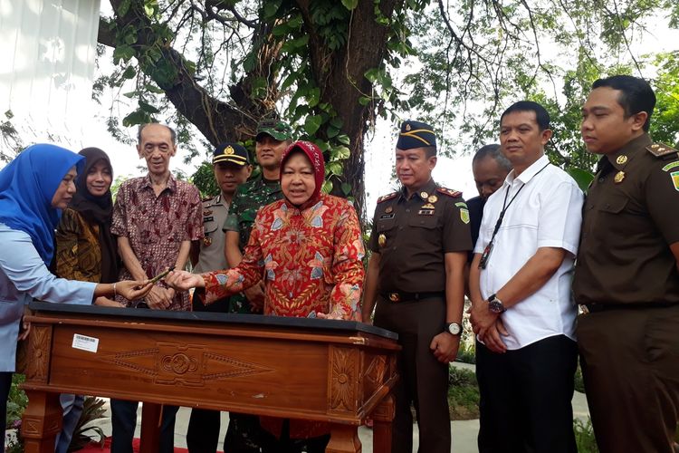 Wali Kota Surabaya Tri Rismaharini bersama forkopimda saat meresmikan Museum Pendidikan di Jalan Genteng Kali Nomor 10, Surabaya, Jawa Timur, Senin (25/11/2019).