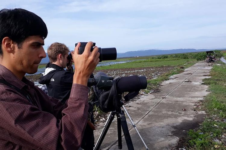 Erick Gulson, peneliti burung dari Amerika Serikat, saat melakukan pengamatan burung di Danau Limboto, Gorontalo.