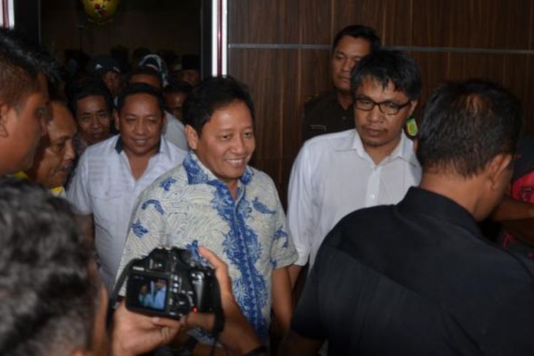 Terdakwa Ahmad Hidayat Mus sai menjalani sidang perdana perkara dugaan korupsi Masjid Raya Sula, di Pengadilan Tipikor Ternate, Maluku Utara, Selasa (31/1/2017)